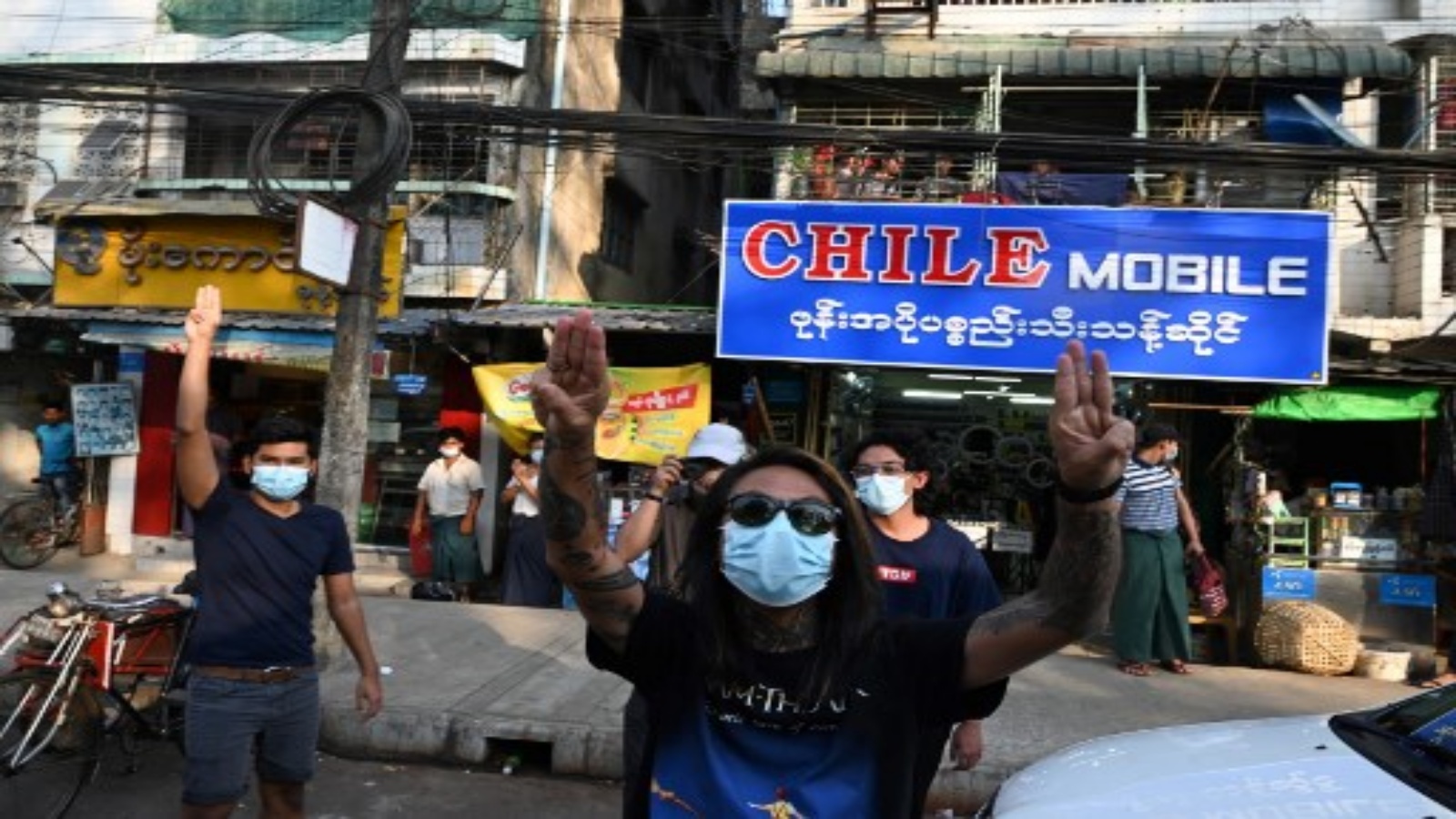 النمحتجون اس يرفعون التحية بثلاثة أصابع ، بعد ظهور دعوات للاحتجاج على الانقلاب العسكري على وسائل التواصل الاجتماعي ، في يانغون في 4 فبراير 2021.