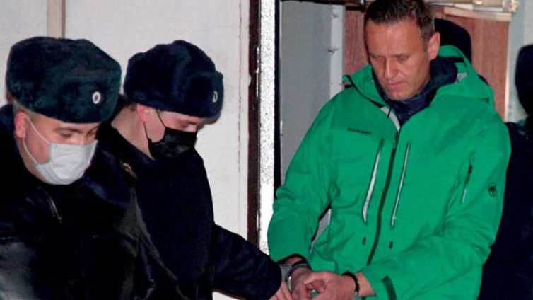 المعارض الروسي أليكسي نافالني معتقلًا بعد عودته إلى بلاده في 19 يناير الماضي