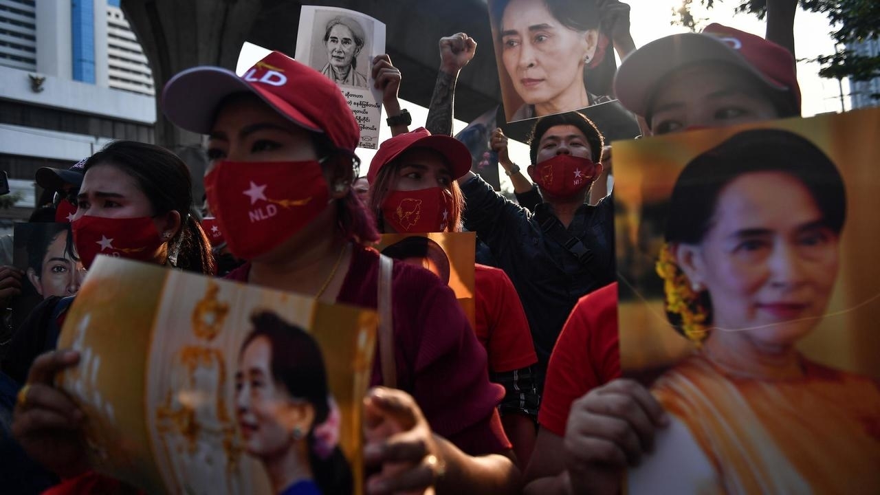متظاهرون يرفعون صورة للزعيمة البورمية أونع سان سو تشي خلال تظاهرة أمام السفارة البورمية في بانكوك في 1 شباط/فبراير 2021.