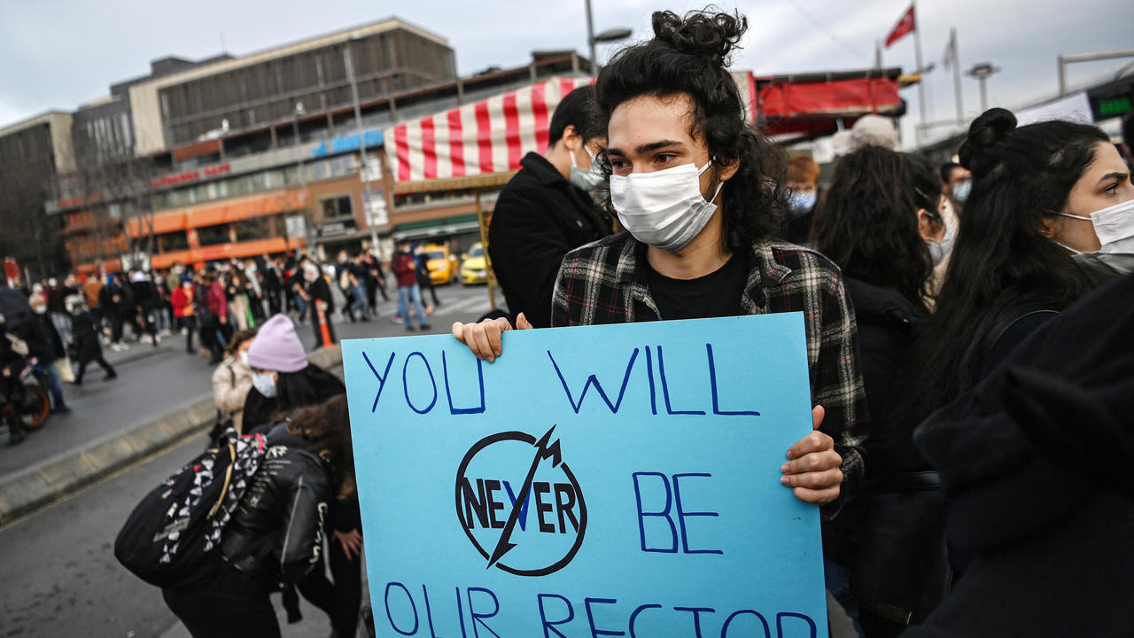 طالب يحمل لافتة أثناء مسيرة تظاهر طالبية خرجت من جامعة البوسفور في 6 يناير 2021