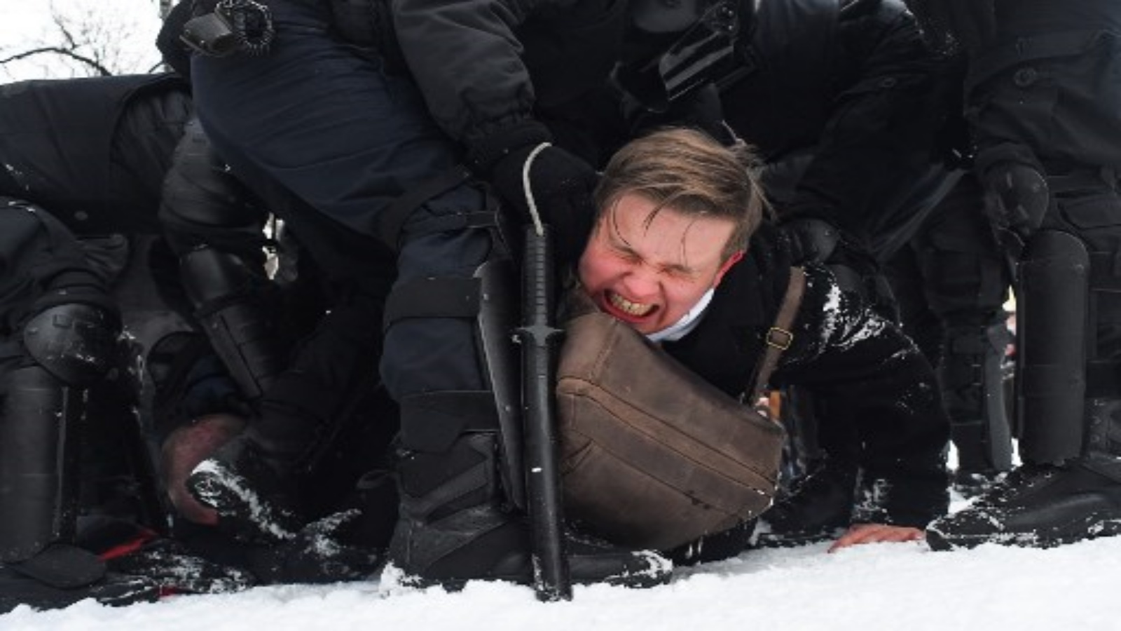 تحتجز الشرطة رجلاً خلال تجمع حاشد لدعم زعيم المعارضة المسجون أليكسي نافالني في سانت بطرسبرغ في 31 يناير 2021.