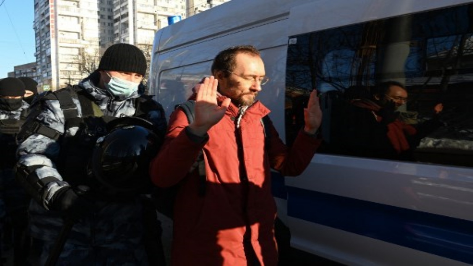 حتجز ضباط إنفاذ القانون رجلاً أمام محكمة مدينة موسكو في موسكو في 2 فبراير 2021. ومن المقرر أن تبدأ محكمة في موسكو النظر فيما إذا كان زعيم المعارضة الروسي المسجون أليكسي نافالني ، الذي أثار اعتقاله احتجاجات جماهيرية ، يجب أن يواجه عقوبة تصل إلى 2.5 سنة في السجن