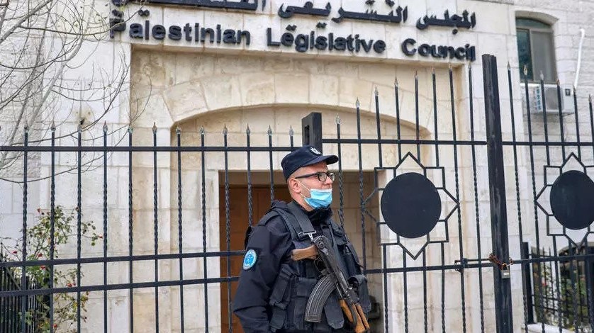 عنصر في قوات الامن الفلسطينية امام مقر المجلس التشريعي الفلسطيني في رام الله بالضفة الغربية المحتلة في 16 يناير 2021 