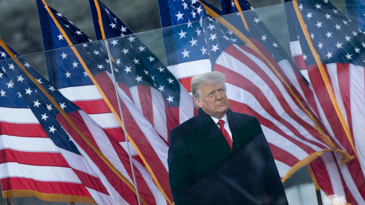 الرئيس الأميركي السابق دونالد ترمب وهو يخاطب أنصاره قرب البيت الأبيض بتاريخ 6 كانون الثاني/يناير 2021
