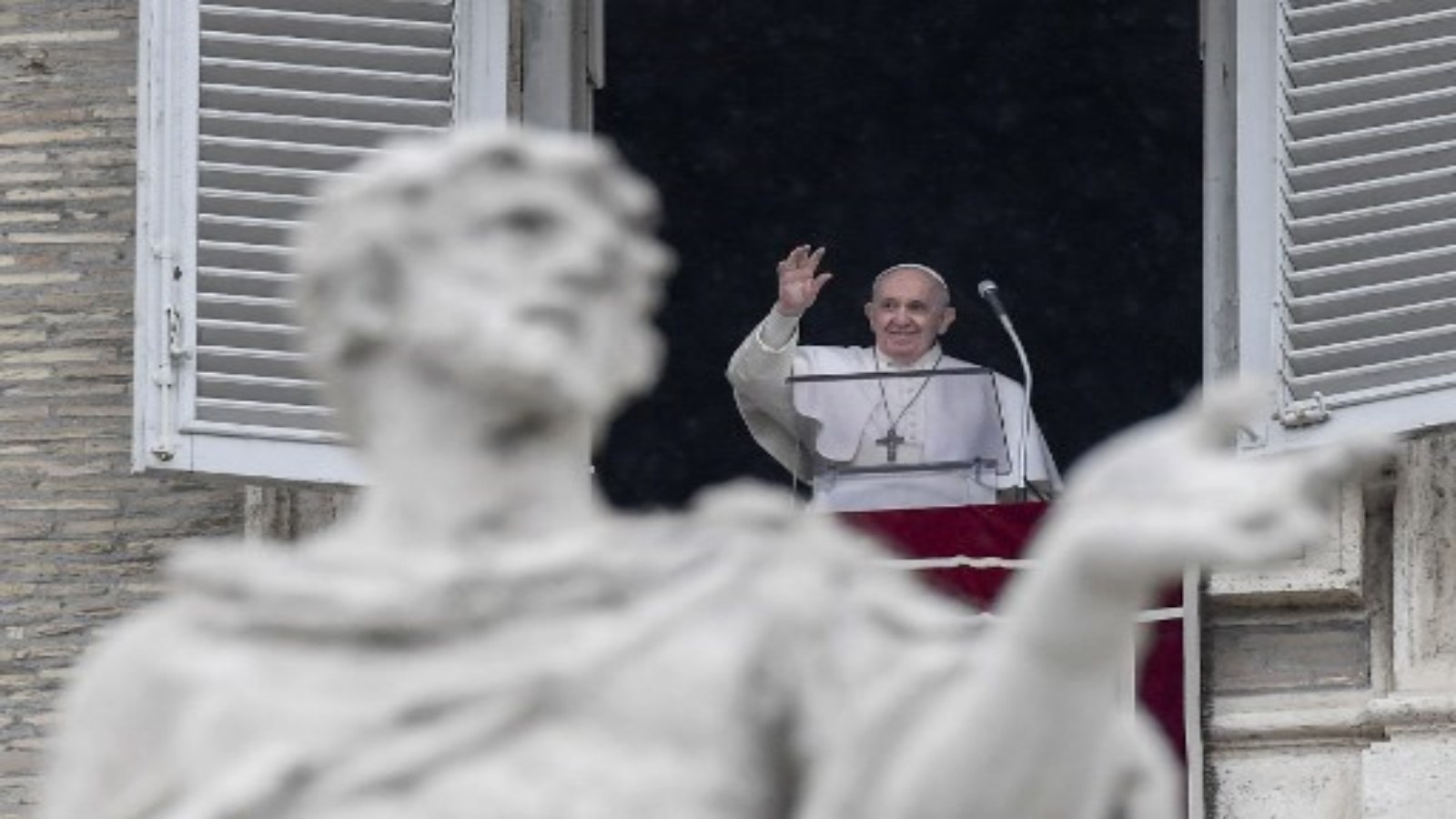 البابا فرنسيس يلوح من نافذة القصر الرسولي المطل على ساحة القديس بطرس خلال صلاة الملائكة الأسبوعية في 7 فبراير 2021 في الفاتيكان 