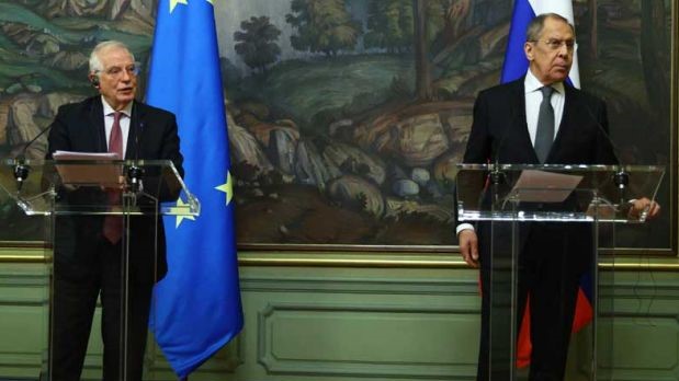 موفد الاتحاد الأوروبي جوزيب بوريل (يسار) ووزير الخارجية الروسي سيرغي لافروف