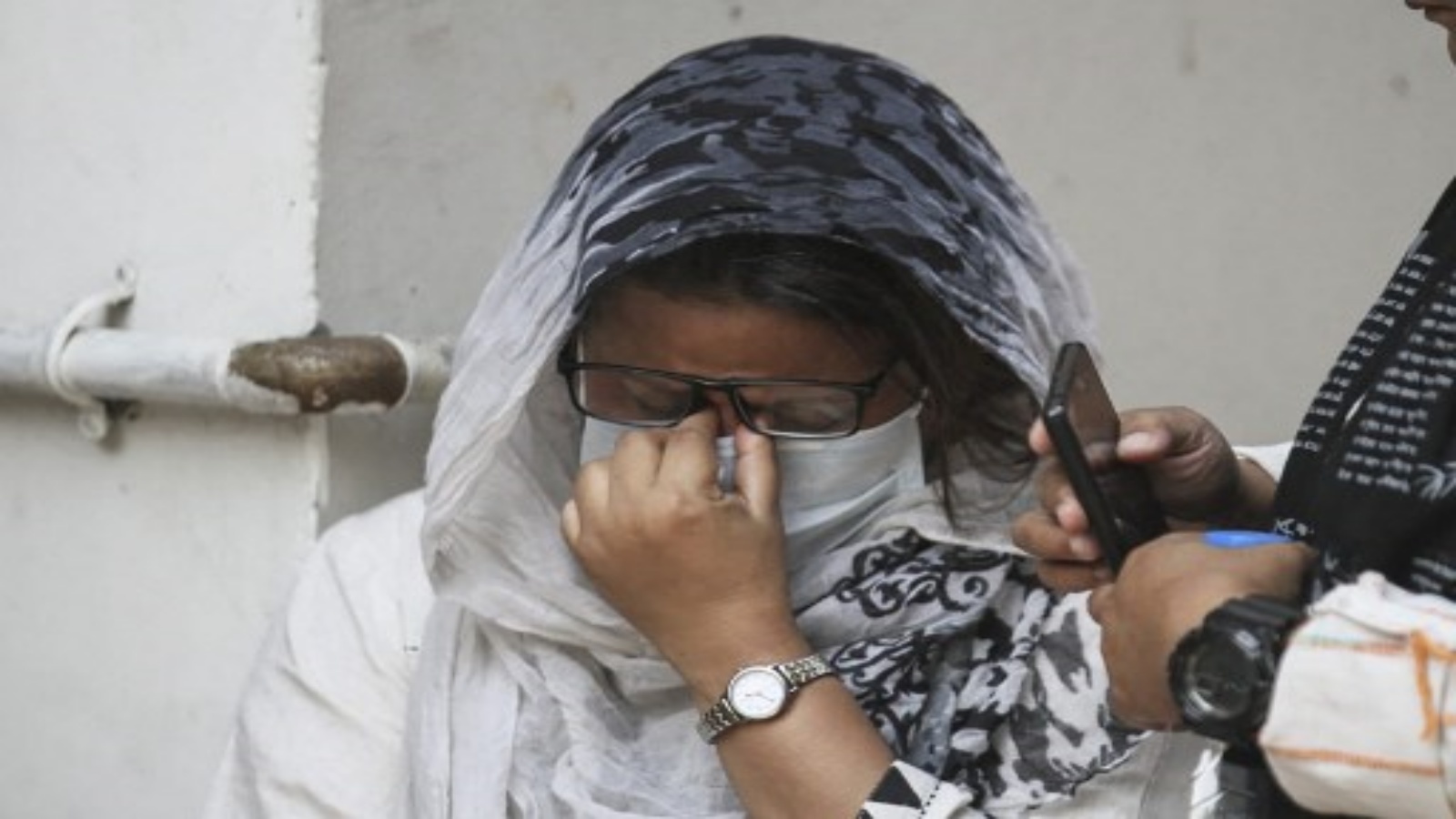 زوجة فيصل عارفين ديبان ، بعد أن حكم على ثمانية متطرفين إسلاميين بالإعدام في محكمة بتهمة قتل زوجها الذي تم اختراقه حتى الموت في أكتوبر 2015 ، في دكا في 10 فبراير 2021.