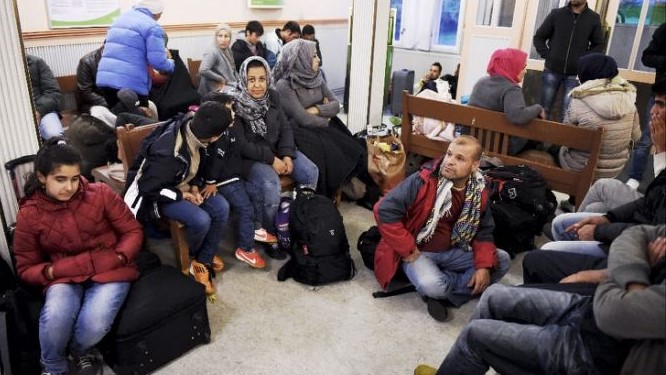 صورة من الأرشيف للاجئين عراقيين ينتظرون القطار المتجه إلى هلسنكي في محطة كيمي للسكك الحديدية في شمال غرب فنلندا