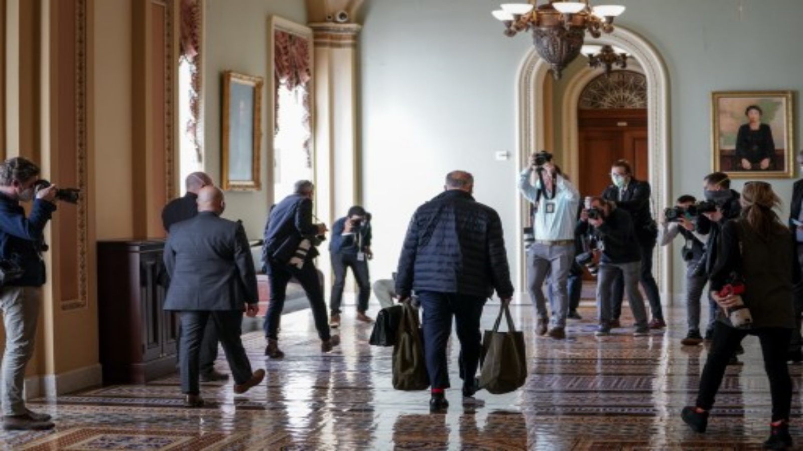 زعيم الأغلبية في مجلس الشيوخ تشاك شومر (ديمقراطي من نيويورك) يسير إلى مكتبه لدى وصوله إلى مبنى الكابيتول الأمريكي في 8 فبراير 2021 في واشنطن العاصمة