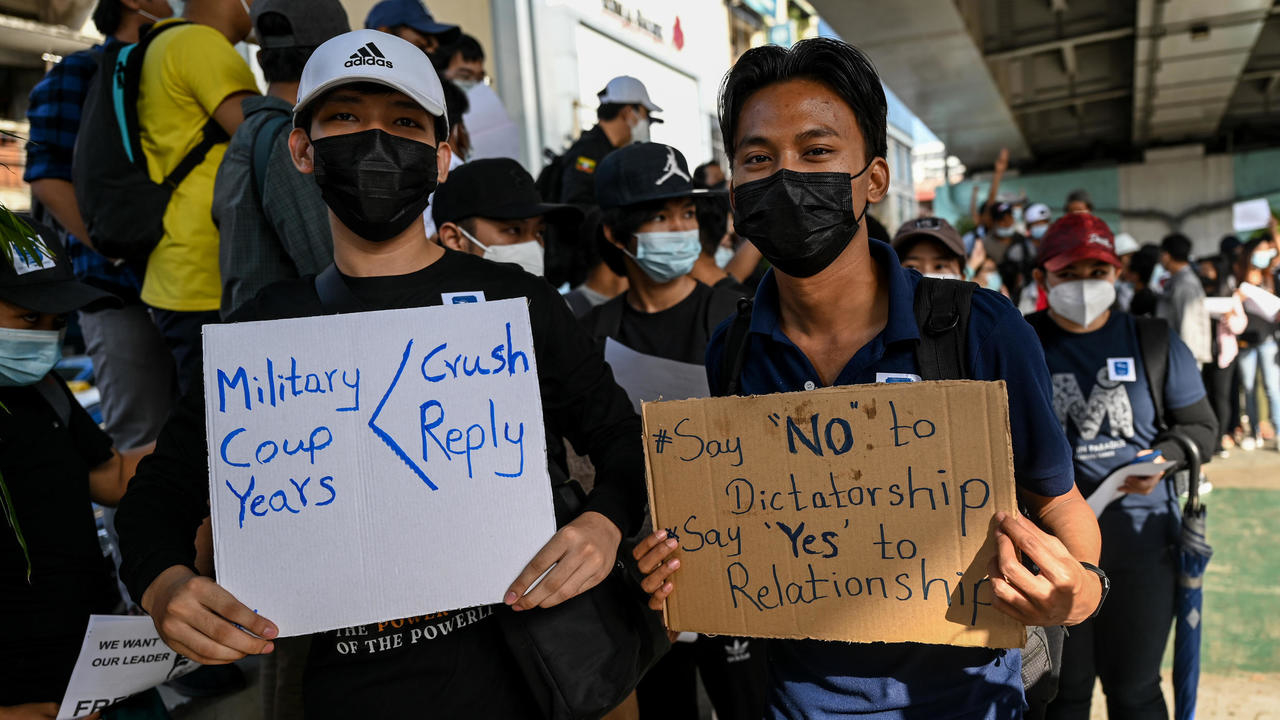 متظاهرون يحملون لافتات منددة بالانقلاب العسكري في رانغون في بورما في 8 شابط/فبراير 2021
