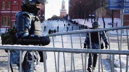 عنصران من الشرطة الروسية يقفلان وسط موسكو بالحواجز الحديدية الأحد منعًا لأي تحرك احتجاجي