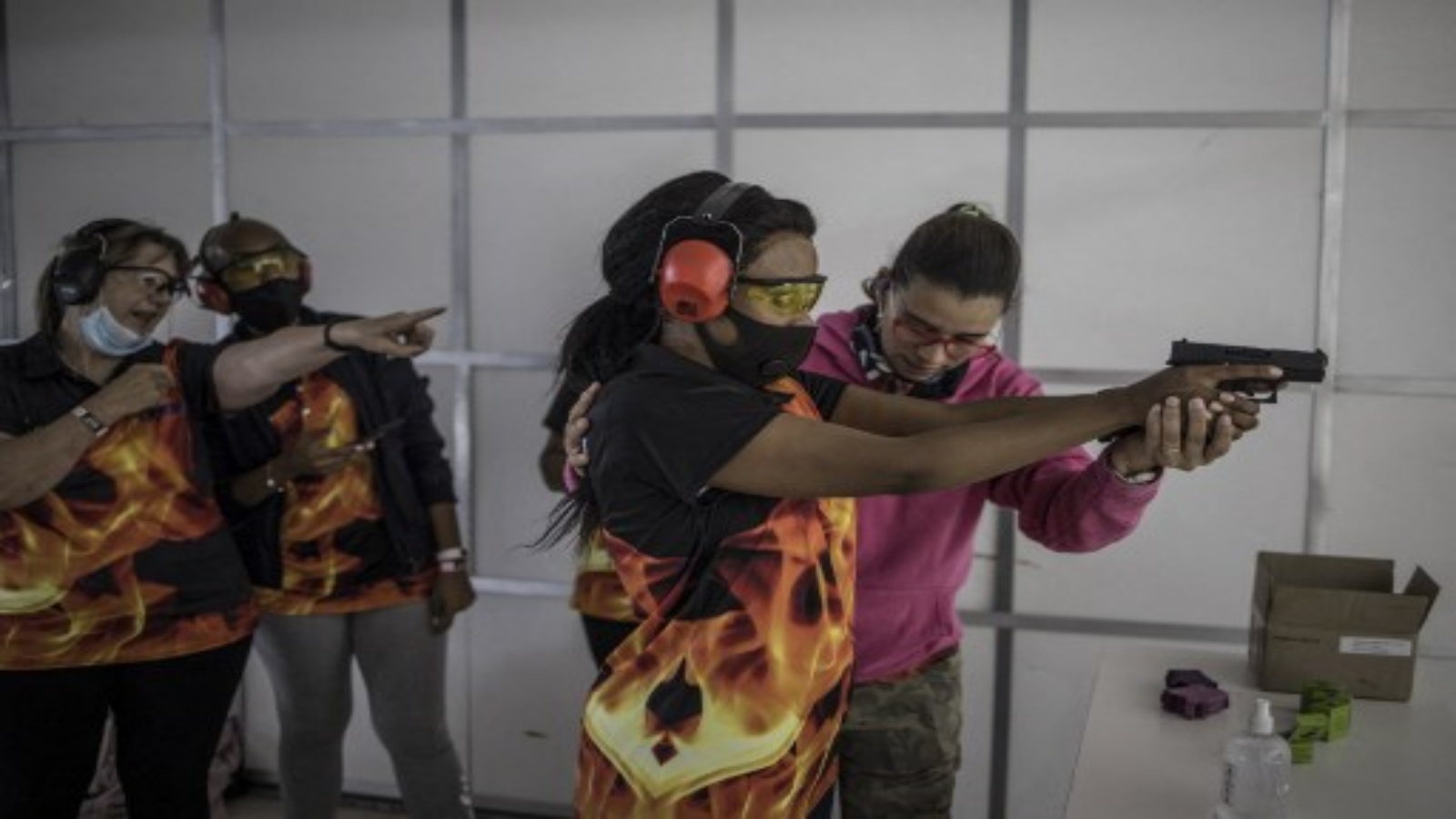 نتائج الترجمة امرأة من جنوب إفريقيا تحمل مسدسًا محشوًا وتتعلم كيفية إطلاقه بمساعدة مدرب أثناء مشاركتها في تدريب نظمته مجموعة تمكين المرأة Girls on Fire ، في ميدراند ، في 7 فبراير 2021.