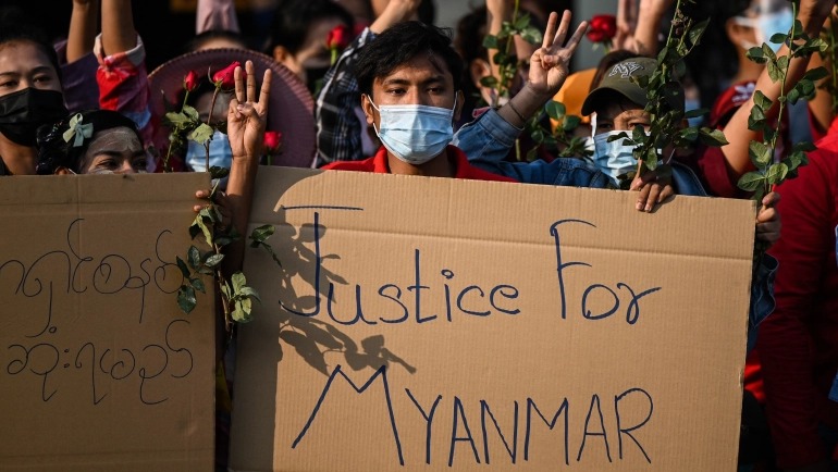 باليافطات المطالبة بالعدالة لميانمار وبالأزهار خرج المتظاهرون في العاصمة نايبيداو