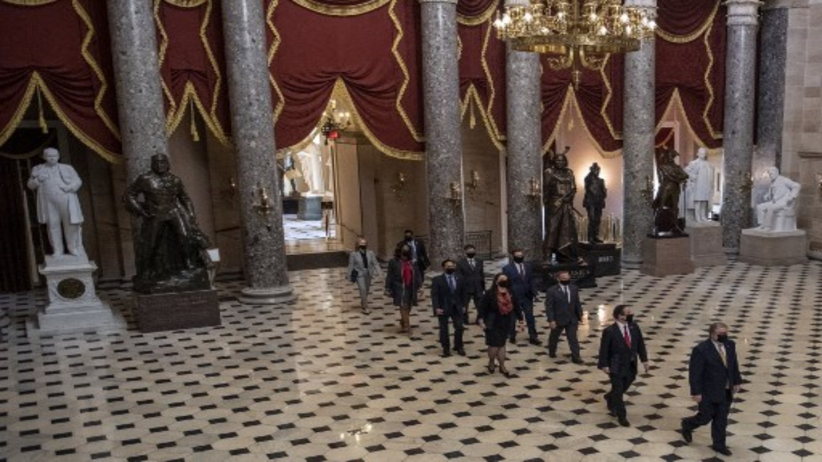  أعضاء لجنة المساءلة في مجلس النواب يسيرون إلى قاعة مجلس الشيوخ عند وصولهم لبدء محاكمة الرئيس الأمريكي السابق دونالد ترمب في مبنى الكابيتول هيل في 9 فبراير 2021 ، في واشنطن العاصمة.