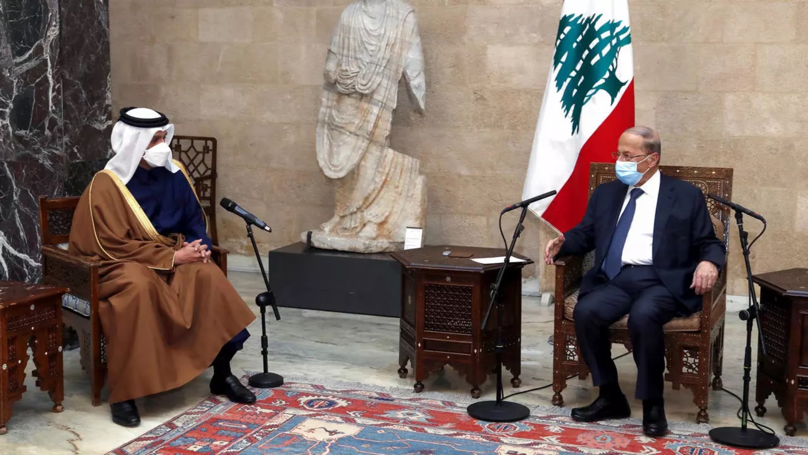 الرئيس اللبناني ميشال عون (يمين) ورئيس الوزراء وزير الخارجية القطري محمد بن عبد الرحمن آل ثاني في القصر الرئاسي في بعبدا في شرق العاصمة اللبنانية في التاسع من شباط/فبراير 2021