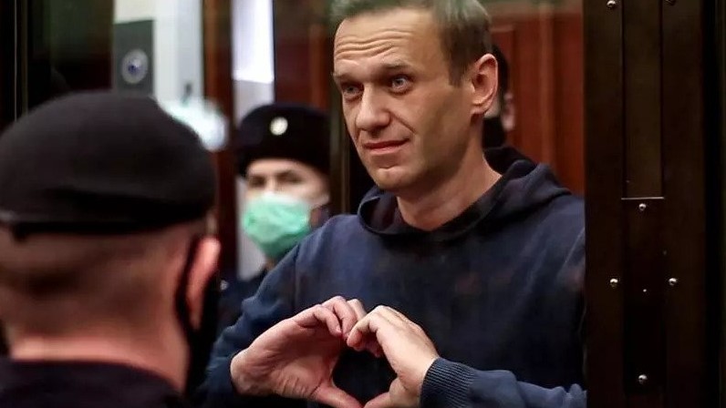 المعارض الروسي اليكسي نافالني يرسم إشارة القلب لزوجته خلال محاكمته في موسكو في 2 فبراير 2021