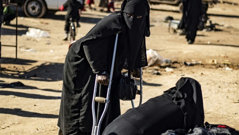 فرنسية قدمت نفسها باسم أمل (25 عاما) في 14 يناير 2020 في مخيم الهول في شمال شرق سوريا الذي يؤوي افراد عائلات عناصر من تنظيم الدولة الإسلامية