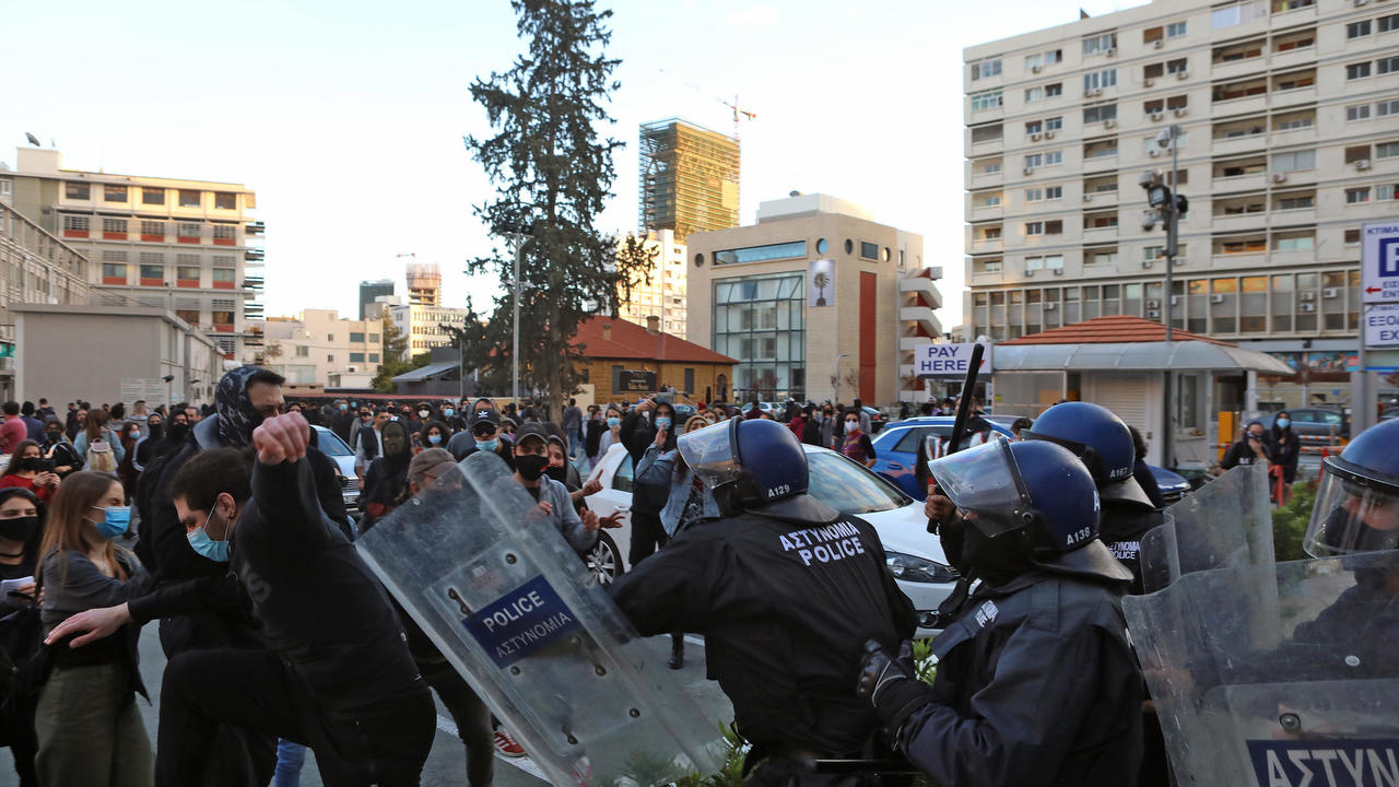 مواجهة بين متظاهرين والشرطة القبرصية في نيقوسيا في 13 شباط/فبراير 2021