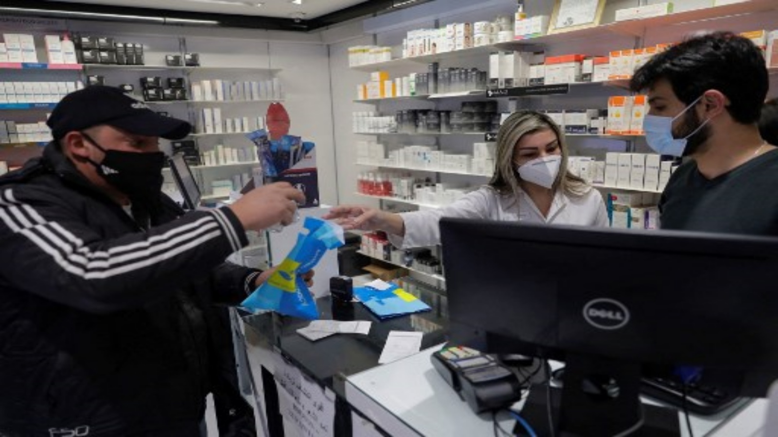 لبناني يشتري الأدوية من صيدلية في العاصمة اللبنانية بيروت ، في 2 فبراير 2021. مع تدهور الاقتصاد وانتشار جائحة COVID-19 ، اجتاح الشراء بدافع الذعر الصيدليات اللبنانية ، مما تسبب في نقص وازدهار السوق السوداء.