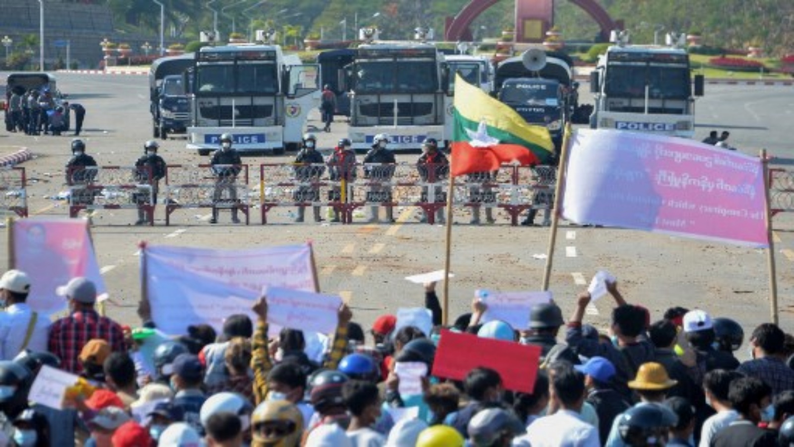المتظاهرون يواجهون شرطة مكافحة الشغب خلال مظاهرة ضد الانقلاب العسكري في نايبيداو في 9 فبراير 2021