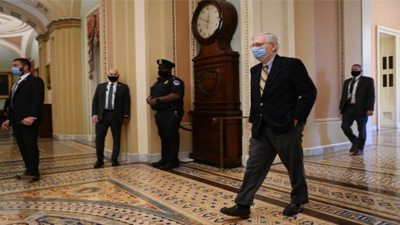 زعيم الأقلية الجمهورية في مجلس الشيوخ ميتش ماكونيل يصل إلى مبنى الكابيتول في اليوم الخامس من المحاكمة الثانية لعزل الرئيس الأمريكي السابق دونالد ترامب ، في 13 فبراير 2021 ، في واشنطن العاصمة.