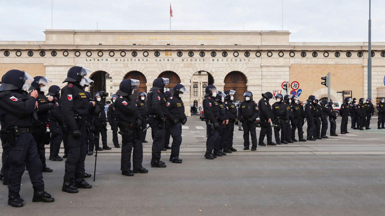 قوات الشرطة تنتشر خلال تظاهرة في فيينا احتجاجا على تدابير احتواء فيروس كورونا في 31 كانون الثاني/يناير 2021