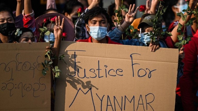 متظاهرون بورميون يحتجون على انقلاب الجيش ويطالبون بعودة الديمقراطية إلى بلادهم