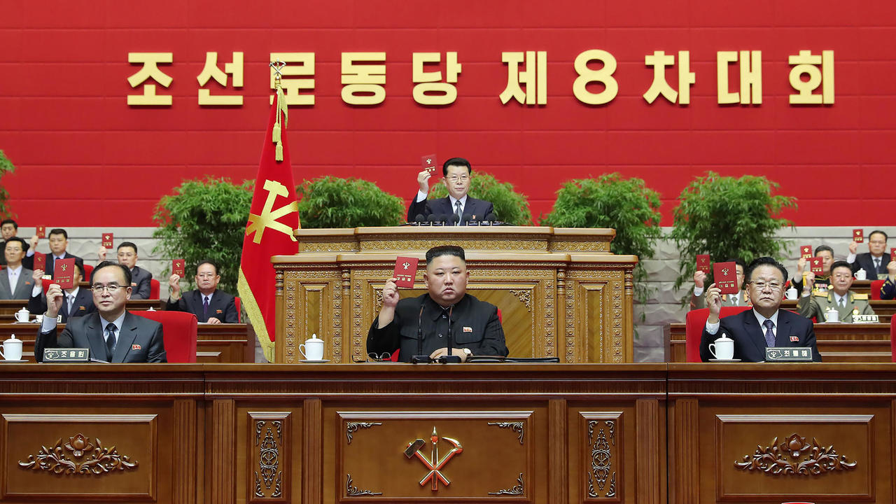 الزعيم الكوري الشمالي كيم جونغ أون ومسؤولون آخرون في اليوم الأخير من مؤتمر حزب العمال ي بيونغ يانغ في 13 كانون الثاني/يناير 2021