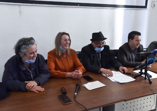 أعضاء من مجموعة الدفاع عن السجناء الجزائريين (من اليسار إلى اليمين) المحاميان ليلى جردجار ونصيرة حدوش والصحفي زهير أبركان والمحامي مجيد حشور ، يشاركون في مؤتمر صحفي أعلن فيه عن إنشاء لجنة مناهضة التعذيب أثناء الاحتجاز بالعاصمة الجزائر ، بتاريخ 13 فبراير 2021.
