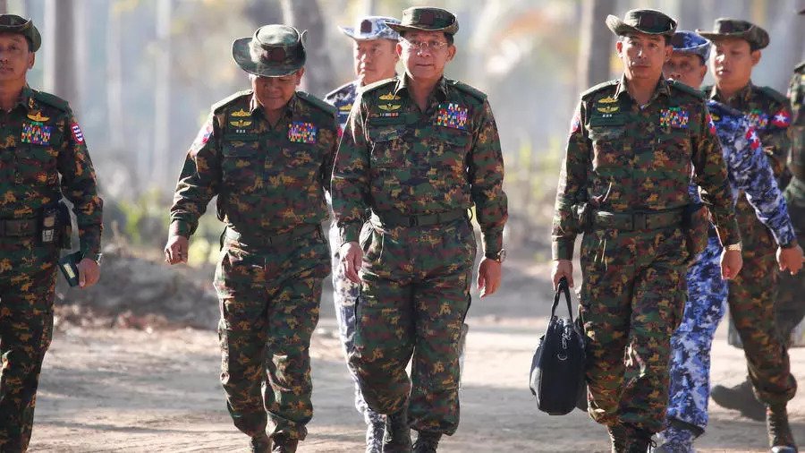قائد جيش بورما مين اونغ هلاينغ (وسط) وكبار القادة العسكريين في تدريبات عسكرية