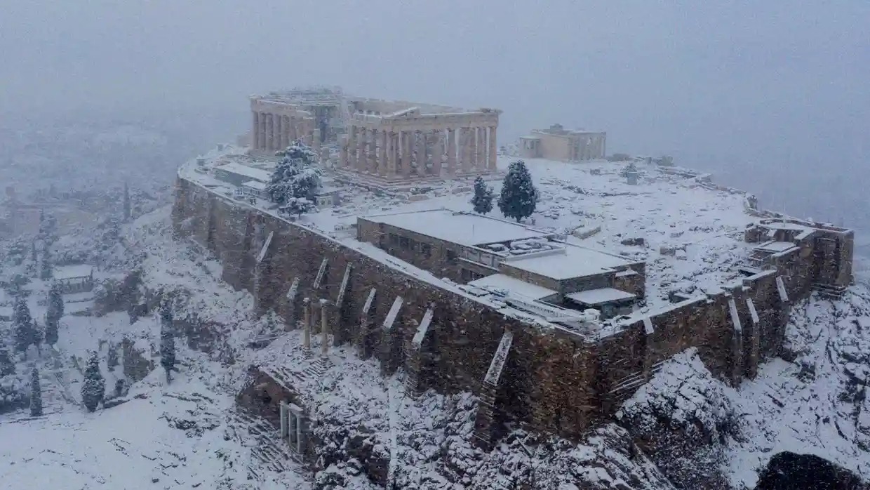 موجة صقيع تضرب اليونان... وفي الصورة: أكروبوليس أثينا مغطى بالثلوج
