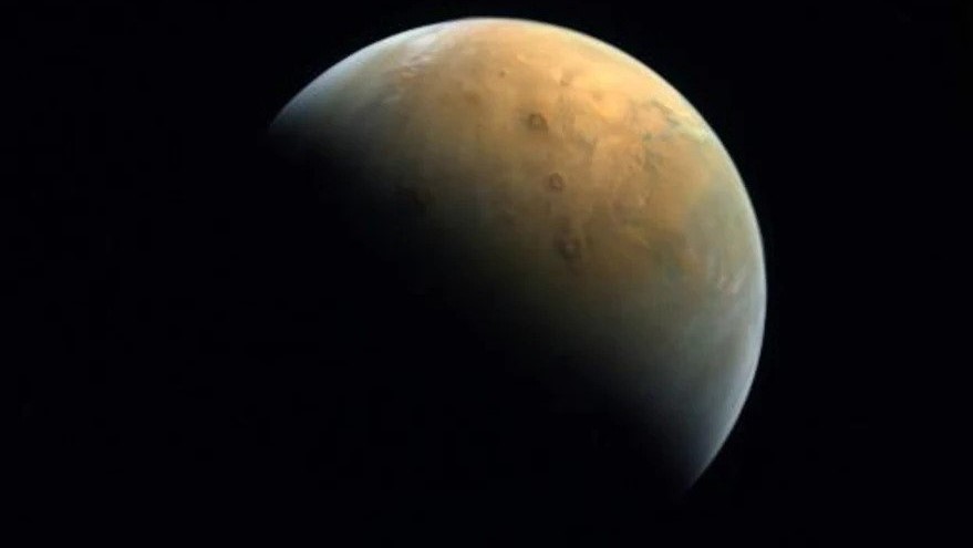  صورة وفرتها وكالة الفضاء الاماراتية في 14 شباط/فبراير تظهر الصورة الأولى لكوكب المريخ التقطها مسبار الأمل بعد دخوله مدار الكوكب الأحمر 