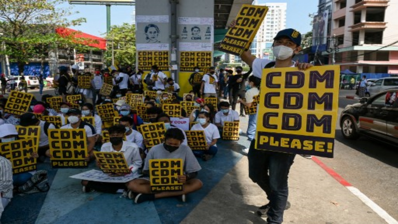 متظاهرون يرفعون لافتات تدعم حركة العصيان المدني خلال مظاهرة ضد الانقلاب العسكري في يانغون في 15 فبراير 2021.