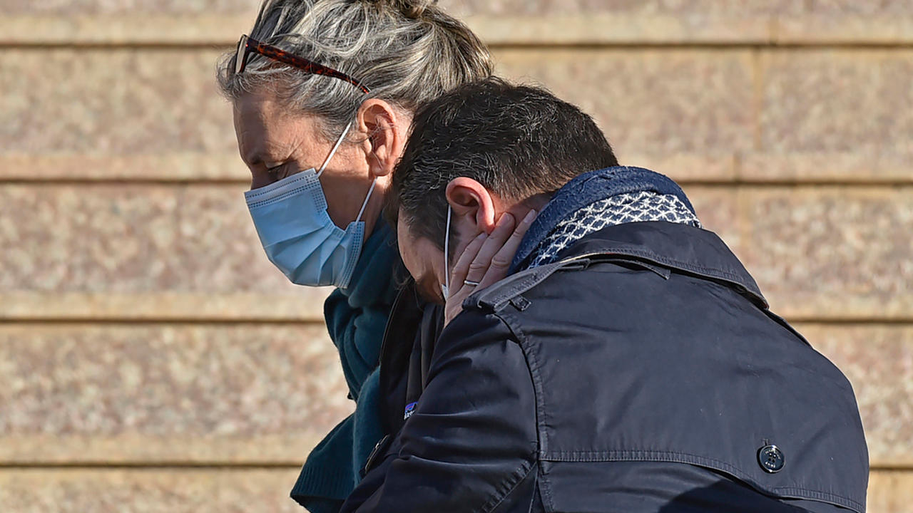 أرملة الضحية فرانسواز غرانكلود عند وصولها إلى محكمة الدار البيضاء في العاصمة الجزائرية بتاريخ 18 شباط/فبراير 2021 لحضور محاكمة متهمين في قضية مقتل زوجها إيرفيه غورديل في 21 أيلول/سبتمبر 2014 
