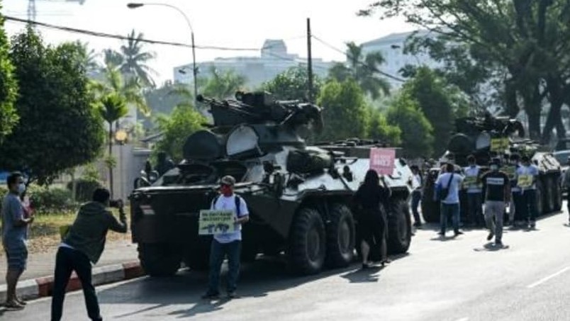 متظاهرون مؤيدون للديموقراطية يتجمعون قرب آليات عسكرية مصفحة في رانغون الإثنين