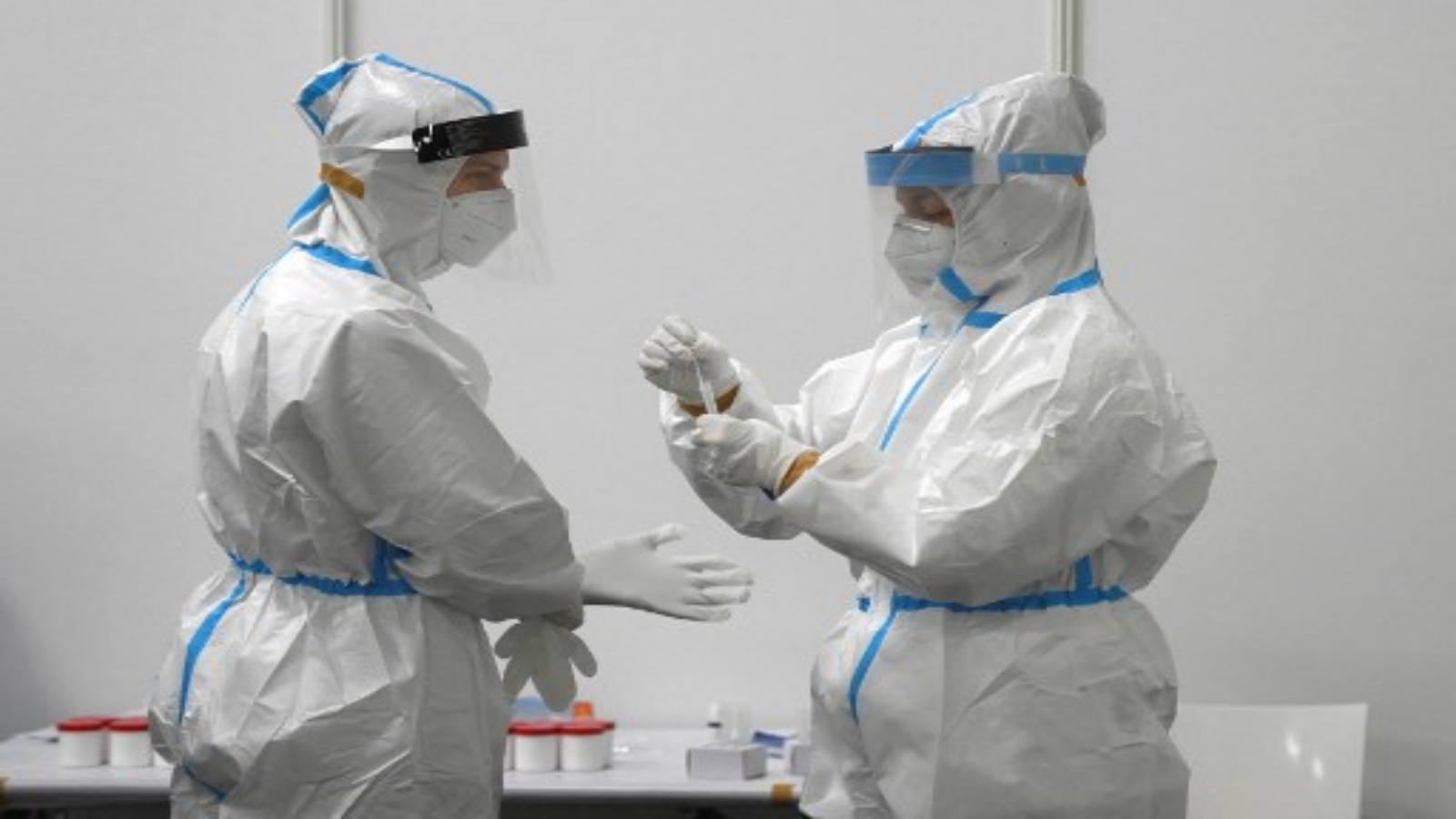 يقوم المساعد الطبي بإعداد اختبارات كورونا السريعة للصحفيين في مركز التطعيم ضد فيروس كورونا COVID-19 في كولونيا ، غرب ألمانيا ، في 8 فبراير 2021.