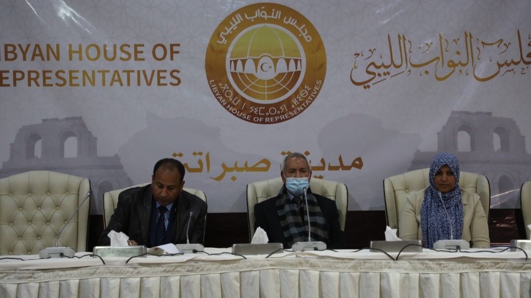 أعضاء مجلس النواب الليبي مجتمعون في صبراتة الإثنين
