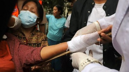 إسعاف أحد جرحى الرصاص المطاطي في تظاهرة في ماندالاي السبت منددة بالانقلاب العسكري في بورما