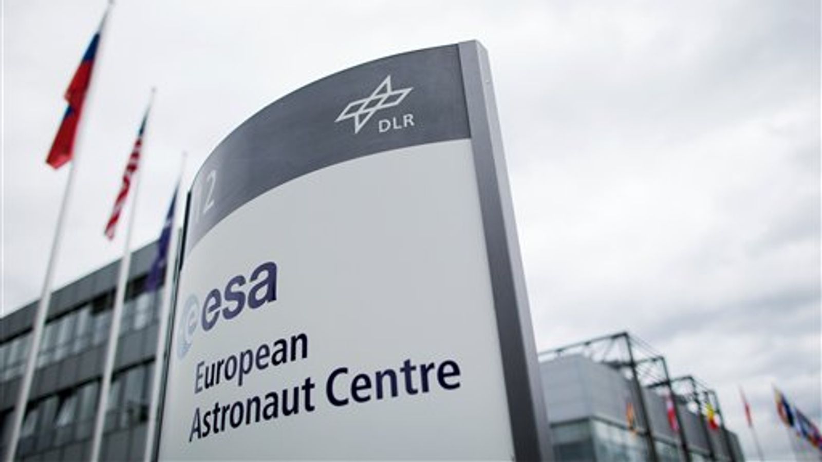 وكالة الفضاء الأوروبية تعلن عن برامج اختيار البعثات المأهولة للقمر 