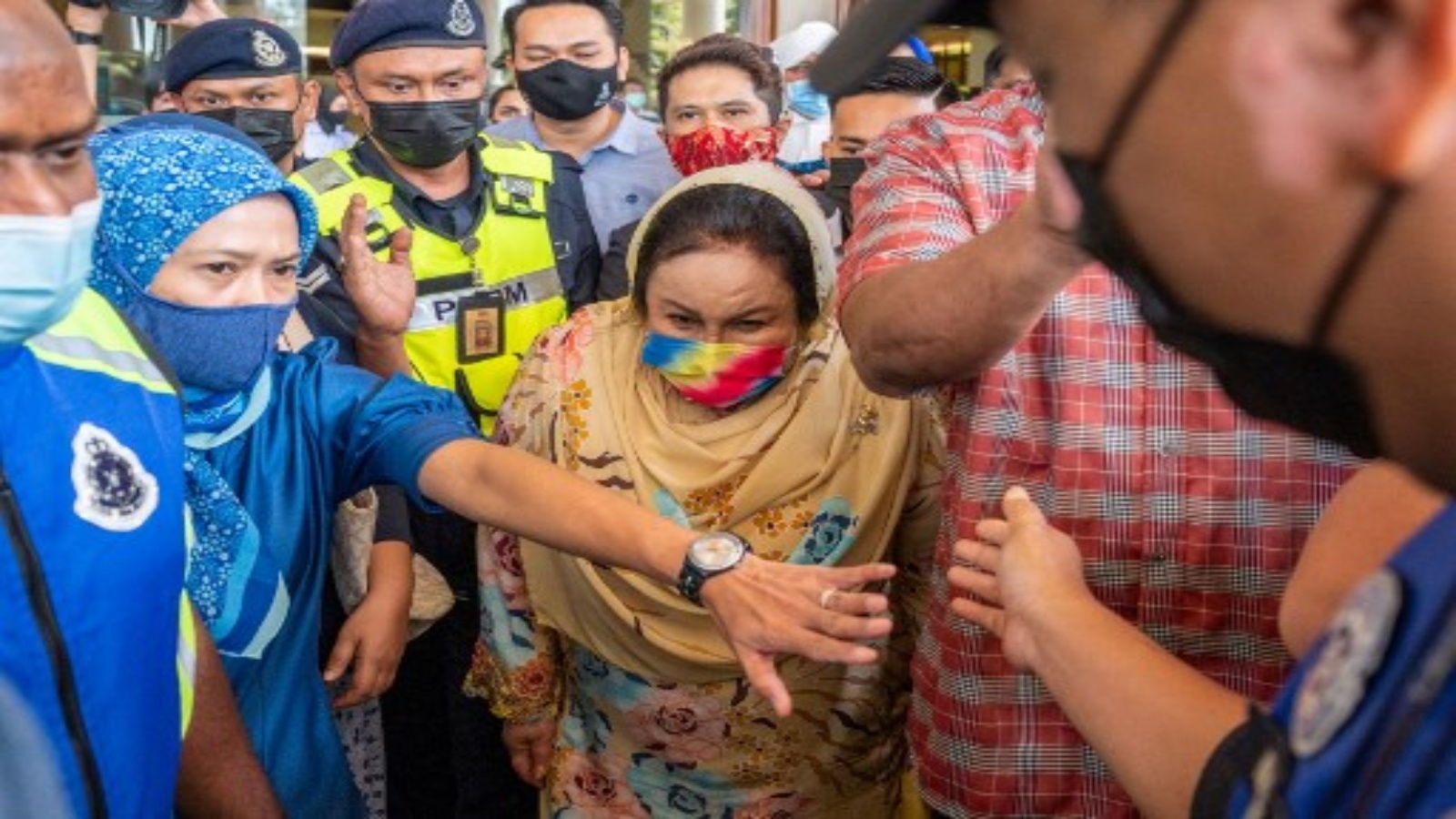 روزما منصور (وسط) ، زوجة رئيس الوزراء الماليزي السابق نجيب رزاق ، تغادر مجمع محاكم دوتا بعد جلسة استماع في محاكمتها في قضية الفساد في كوالالمبور في 18 فبراير 2021