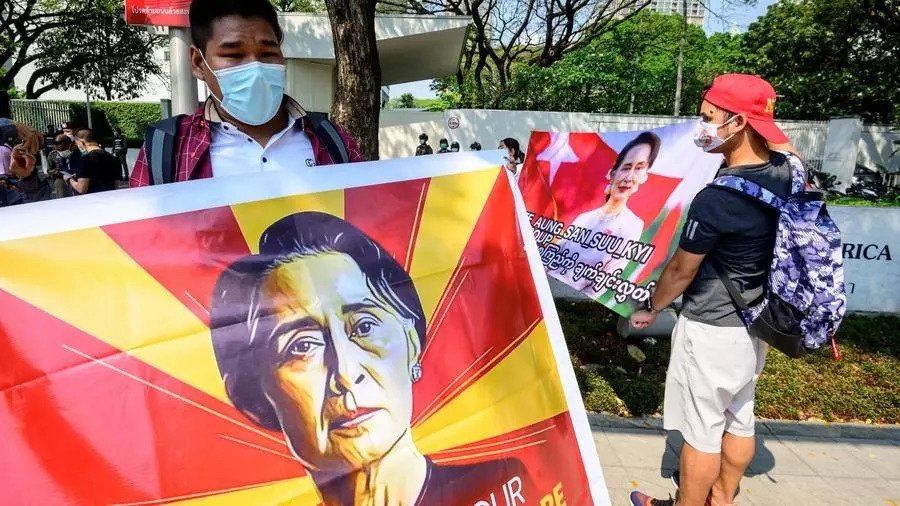 بورميون في تايلاند يرفعون لافتات تطالب بالإفراج عن أونغ سان سو تشي خارج مقر السفارة الأميركية في بانكوك بتاريخ 18 فبراير 2021