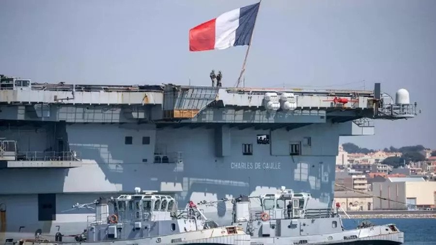 حاملة الطائرات النووية الفرنسية شارل ديغول في ميناء تولون في 12 نيسان 2020