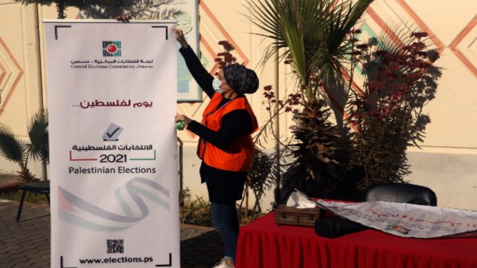 عضو فلسطيني في لجنة الانتخابات المركزية بإعداد نشرة إعلامية بعد افتتاح أول مركز معلومات وتسجيل الناخبين في مدينة غزة في 10 فبراير 2021.