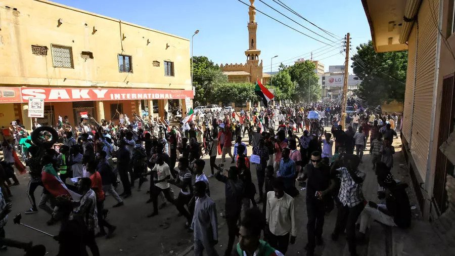 متظاهرون سودانيون يطالبون بالعدالة للذين قتلوا في تظاهرات شعبية ضد حكومة الرئيس عمر البشير، في 30 نوفمبر 2019