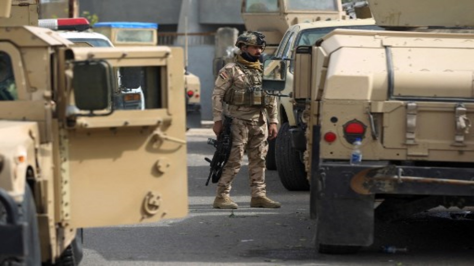 عنصر من القوة العراقية يقف في حالة تأهب أثناء تفتيش منطقة الطارمية ، 35 كيلومترًا (20 ميلاً) شمال بغداد في 20 فبراير 2021 ، بعد اشتباكات مع مقاتلي تنظيم الدولة الإسلامية