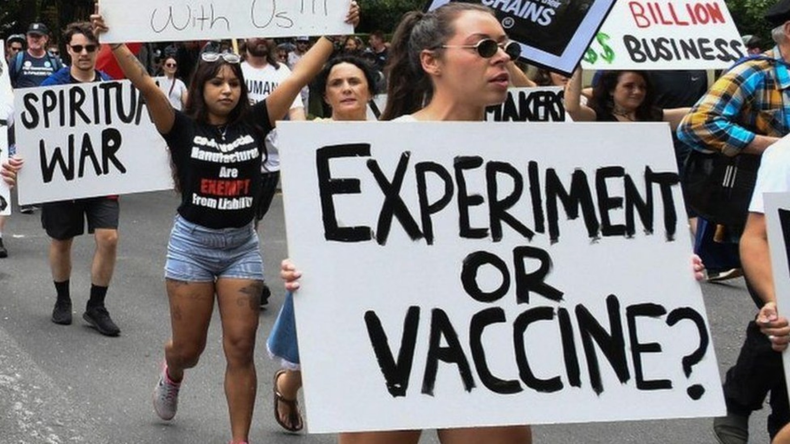  الآلاف في أستراليا يحتجون ضد التطعيم والشرطة تعتقل العشرات