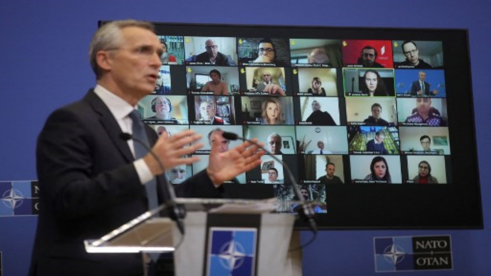 ظهور الصحفيين على شاشة خلال مؤتمر صحفي عقده الأمين العام لحلف الناتو ينس ستولتنبرغ قبل اجتماع مجلس وزراء دفاع الناتو في مقر الحلف في بروكسل ، في 15 فبراير 2021