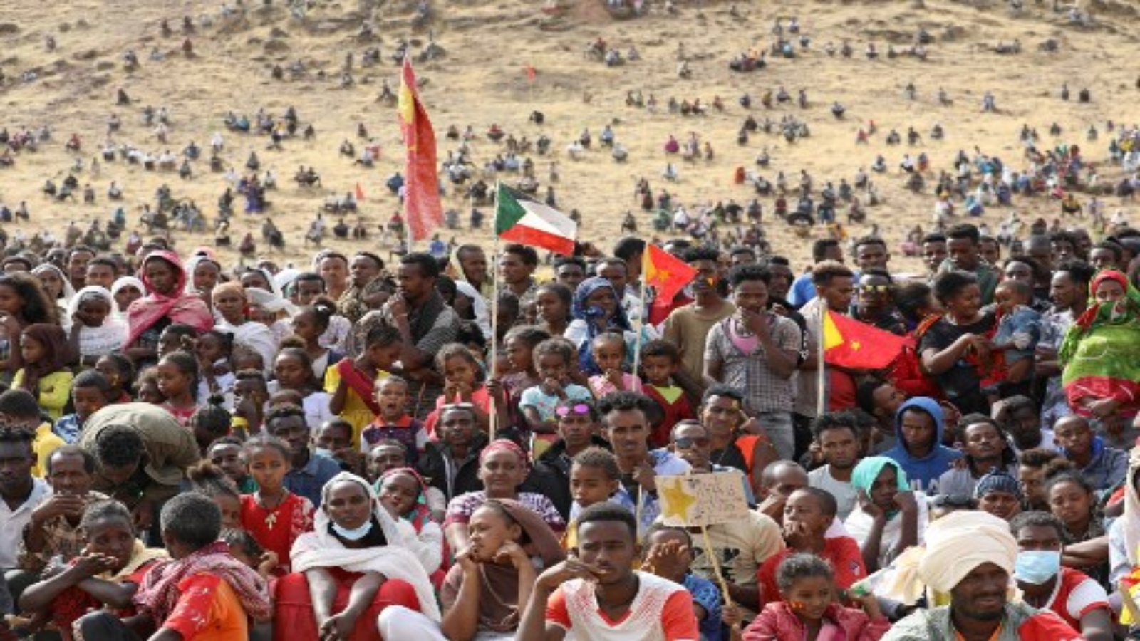 لاجئون إثيوبيون يجتمعون للاحتفال بالذكرى السادسة والأربعين للجبهة الشعبية لتحرير تيغراي في مخيم أم ركبة للاجئين في القضارف ، شرق السودان ، في 19 فبراير 2021.