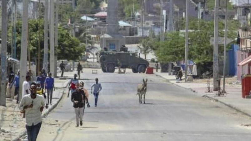 شخاص يفرون من موقع شهد اشتباكات في العاصمة الصومالية الجمعة