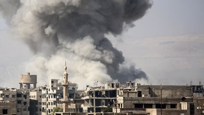 صورة من الأرشيف لدخان غارة جوية روسية على مواقع الجهاديين في سوريا